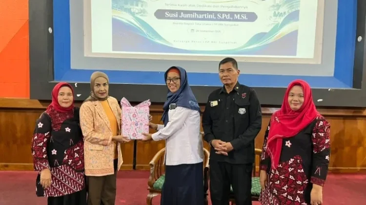 Kabag TU RRI Sungailiat Susi Jumihartini Purna Tugas