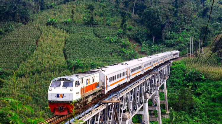 Kereta Api Sebagai Simbol Kemajuan Transportasi Bangsa Indonesia