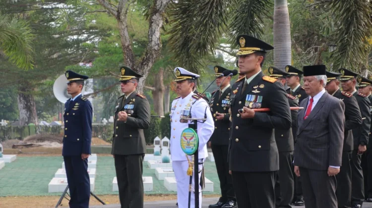 HUT ke-81, TNI di Babel Ziarah ke Makam Pahlawan
