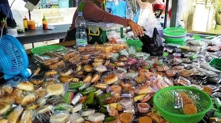 Wisata Kue Tradisional di Terminal Lama Mentok