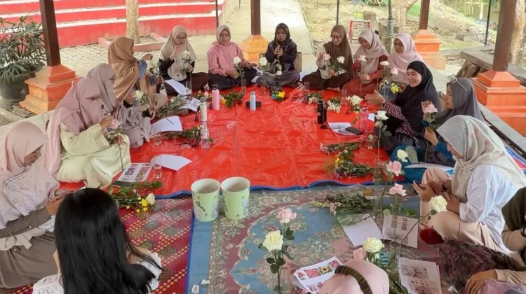17 Peserta Ikuti Pelatihan Merangkai Bunga