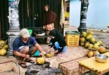 Pedagang Musiman Kelapa Muda Raup Peluang saat Ramadan