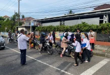 Warga Sungailiat Sambut Antusias Takjil Gratis DWP RRI