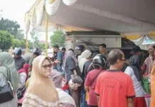 Ratusan Warga Serbu Sembako Murah di Koba