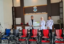 Pemkot Terima CSR Kursi Roda dari Bank SumselBabel Syariah