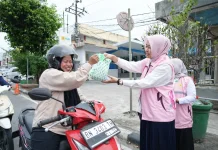 PLN UIW Babel Gelar Aksi Srikandi Berbagi Takjil Gratis