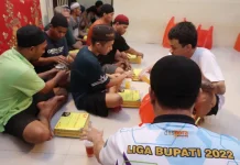 Kapolres Belitung Buka Puasa Bersama Tahanan Didalam Sel