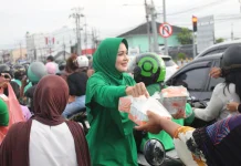 Persit KCK Koorcab Rem 045 PD II/Sriwijaya Berbagi Takjil