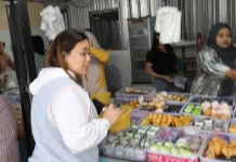 Tradisi Berburu Takjil Warnai Ramadan