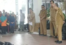 Pemkab Bateng Salurkan Bingkisan Lebaran untuk 150 Petugas Kebersihan