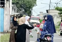 SDN 6 Sungailiat Bagikan 150 Paket Takjil di Nelayan 2