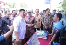 Pemprov Babel Hadirkan Pasar Murah dan Bagikan Sembako di Terminal Selindung