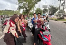 Kalangan Muda Bagikan Takjil di Koba Bangka Tengah