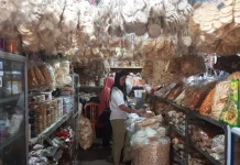 Toko Snack Olahan Laut di Sungailiat Diburu Pemudik
