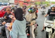 Remaja GenRe Bangka Berbagi Takjil di Bulan Ramadan
