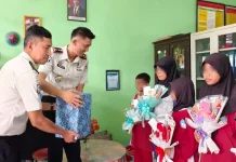 Lapas Tanjungpandan Salurkan Bansos ke SDN 2 Badau