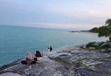 Sore Hari di Pantai Batu Ketak, Warga Pilih Bersantai di Atas Batu