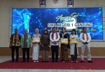 Lulusan Terbaik dari SMAN 1 Gantung Dapat Laptop Dari Bupati