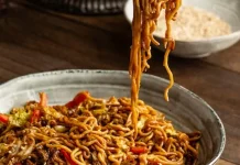 Mi Nyemek, Perpaduan Unik Mi Kuah dan Goreng