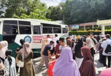 Ratusan Keluarga Mengantar CJH ke Asrama Haji
