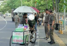 Satpol PP Belitung Tertibkan PKL di Pusat Kota Tanjungpandan