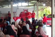 Anggota DPRD Bangka, Erigustian Bagi-bagi Beras Satu Ton