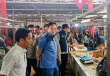 Bupati Markus Pantau Harga dan Stok Bapok di Pasar Parittiga
