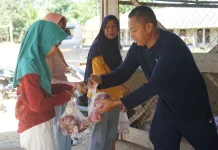 Warga Desa Petaling dan Petaling Banjar Terima 825 Paket Daging Kurban
