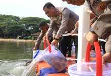Jelang Lomba Mancing 2026, Polda Babel Tebar Ribuan Benih Ikan