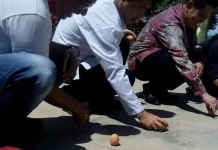 Tradisi Mendirikan Telur Jadi Keunikan Perayaan Peh Cun