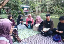 Anak Muda Literasi di Ruang Baca Hutan Kota Sungailiat