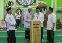 Sajadah Fajar di Kampung Dul, Bupati Algafry Serahkan Bantuan