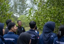 Dari Diskusi ke Aksi, Generasi Muda Hijaukan Pesisir Pantai Batu Ampar
