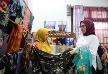 Ketua Dekranasda Babel Noni Hidayat Kunjungi Sentra Batik Belitung