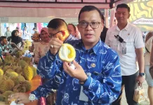 Wabup Syamsir Terpikat Rasa Durian Air Malik di Belitung Expo