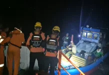Tim SAR Gabungan Lakukan Towing KM Kharisma, Sembilan Awak Selamat