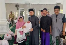 Bupati Algafry Safari Jumat ke Lubuk Pabrik, Serahkan Bantuan ke Masjid dan Warga