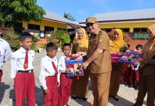 Bupati Beltim Tinjau MPLS dan Salurkan Bantuan bagi Siswa Kurang Mampu