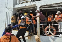 KM Sewindu Tak Bisa Bersandar, 253 Penumpang Dievakuasi