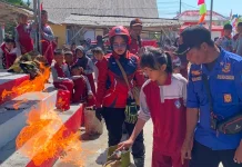 Siswa Baru SDN 17 Sungailiat Belajar Hadapi Kebakaran Bersama Damkar