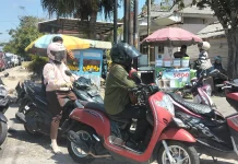Pedagang Kaki Lima Manfaatkan Ramainya Antrean BBM di SPBU Bangka