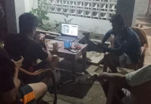 Nobar Final Pildun ala Warga Komplek, Layar Kecil Laptop Jadi Andalan