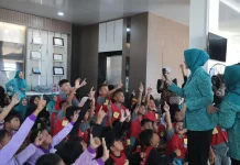 Noni Hidayat Berikan Edukasi Literasi kepada Siswa SD di Pangkalpinang