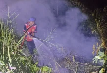 Damkar Bangka Padamkan Kebakaran Sampah di Jalan Pramuka