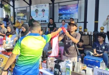Pemkab Belitung Bagikan Bendera Merah Putih, Ajak Warga Semarakkan HUT RI