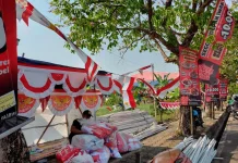 Jelang HUT RI, Pedagang Bendera Bermunculan di Sungailiat