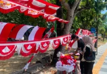 Jelang HUT RI ke-81, Penjualan Bendera Merah Putih di Sungailiat Meningkat