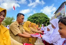 Ribuan Bendera Merah Putih Dibagikan di Bangka Selatan jelang 17 Agustus