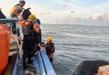 Kandas di Perairan Pukan Bangka, Dua ABK KM Nadira Diselamatkan Basarnas Babel