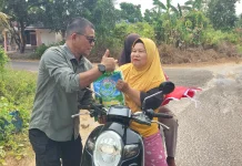 Semarak HUT RI Ke-81, Cabdin ESDM Belitung Salurkan Bendera dan Beras